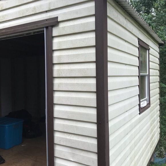 Outdoor shed - Picture 1 of 7
